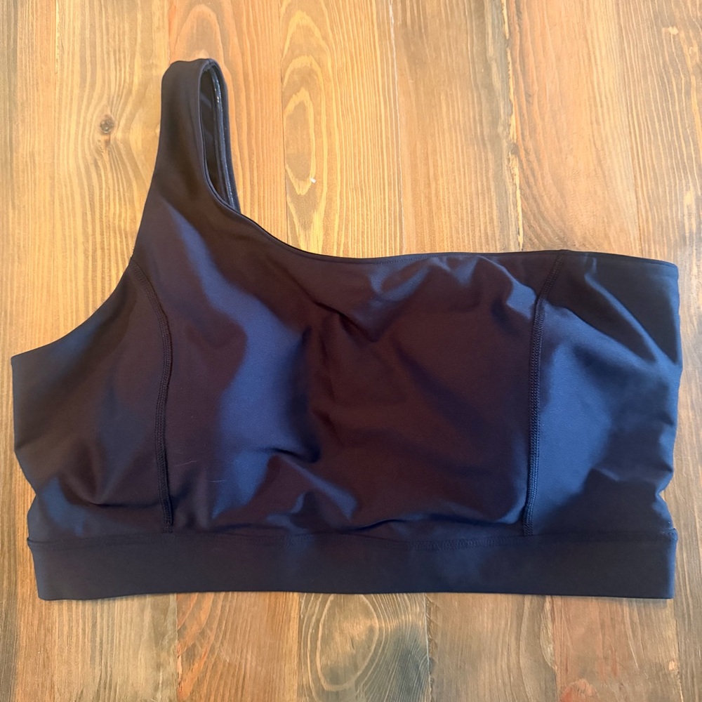Wavy‎ one shoulder black sports bra